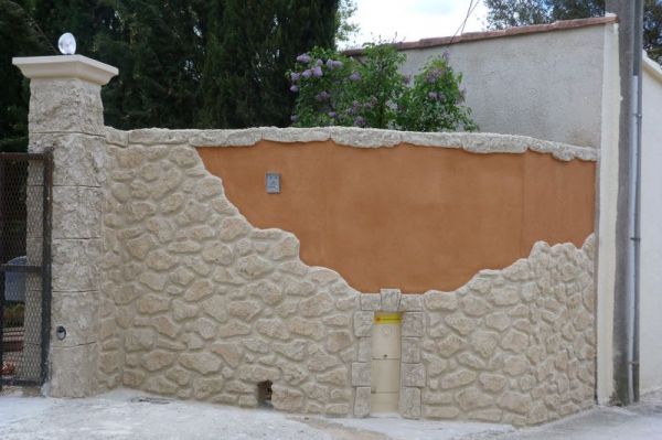 Entrée avec mur cassant et pierre autour à Nice