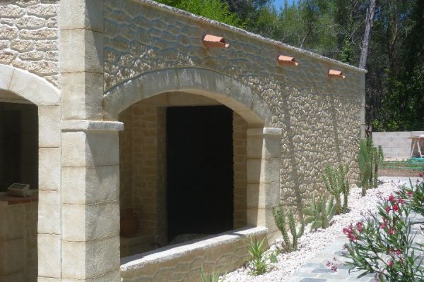 Mur en pierre avec arcade en aspect pierre dans le Var