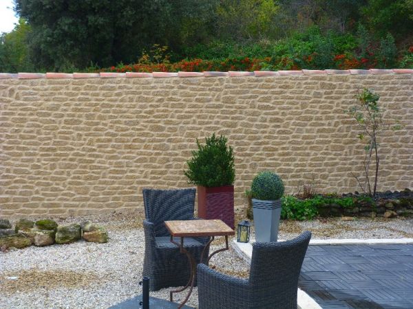 Mur extérieur en pierre à Vernegues