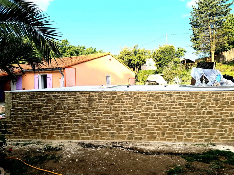 L'entreprise SIMULAPIERRE réalise des murs, façades ... en pierre de parement au Luc dans le Var
