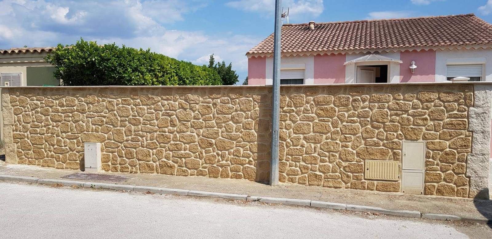 Façadier spécialisé pour un rendu frotassé lisse sur maison contemporaine à Manosque 04