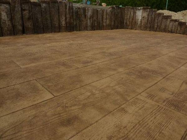 Béton imprimé façon bois pour terrasse à Saint Maximin dans le Var