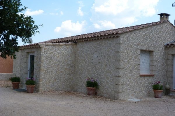 Façade maison en crépi pierre à Correns