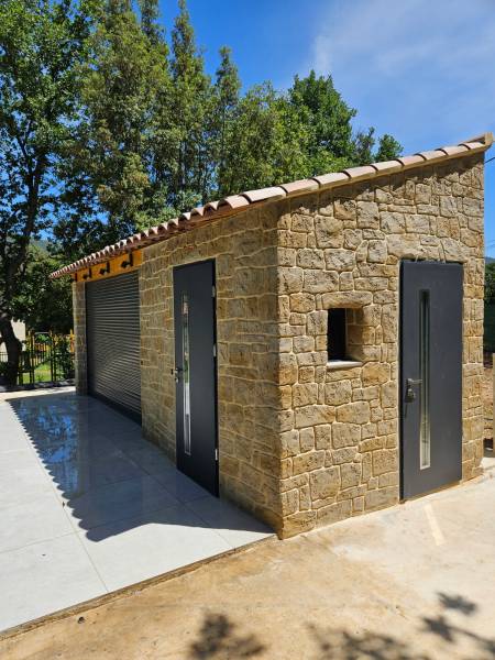 Réalisation d'un enduit de façade en fausse pierre à bandol près de saint cyr dans le var