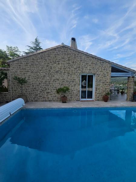 Rénovation d'une façade de maison avec un aspect pierre de parement à Sollies-pont proche de la farlède